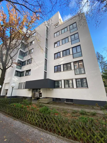 Helle 2-Zimmer-Wohnung mit Balkon und Blick ins Grüne – Aufzug & Tiefgarage — photo 1